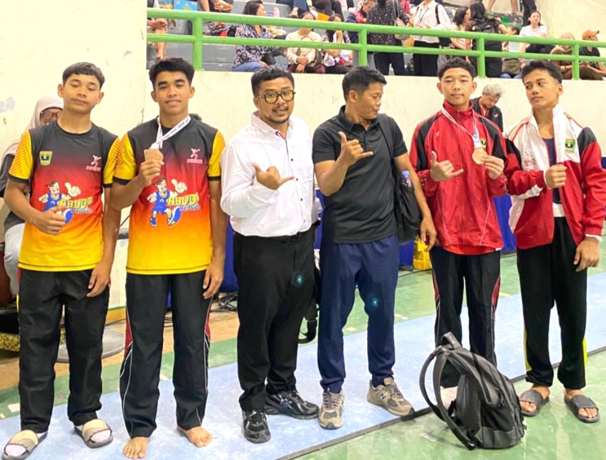 Atlet Sumbar yang meraih medali pada Kejurnas Gimnastik Artistik 2026, di GOR Gymnasium Arcamanik, Bandung, Jawa Barat, 1-6 Mei 2026 mengapit pelatih Sutrisno dan Binpres FGI, Tomy Rhomin Dharu. (Foto ist)